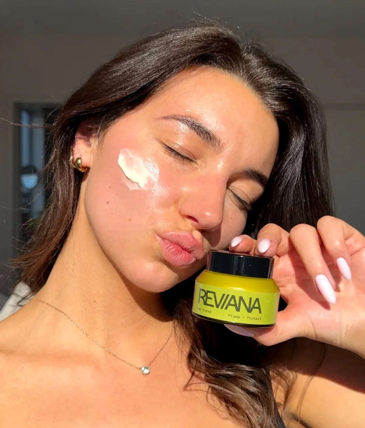 Reviana Day Cream applied